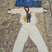یک دست لباس تکواندو و یه یوگو با دوتا دست کش
