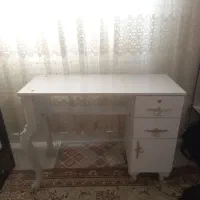 میز تحریر و قفسه کتاب