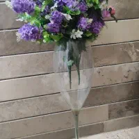 گلدان شیشه ای و گل مصنوعی