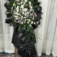 ۳تاج گل که الان پیچیدم نصف قیمت میدم