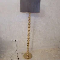 آباژور ایستاده