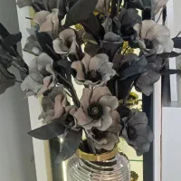 گل وارداتی باگلدان کنار سالنی