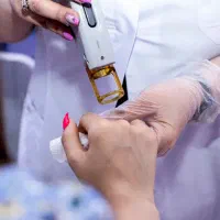 اپراتور لیزر موهای زاید و منشی کلینیک زیبایی