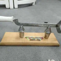 قندشکن پایه دار