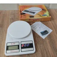 ترازو الکی هست.کاپشن وپالتو