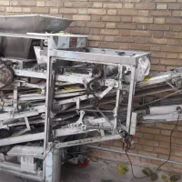 دستگاه نانوایی و پالت و میز قطعه کردن مرغ