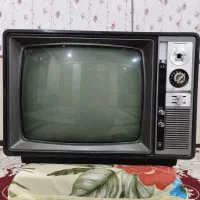 تلویزیون چوبی قدیمی با قدمت ۴۰ سال