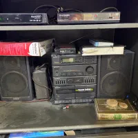 ضبط و بلندگو سونی به همراه رادیو بسیار قدیمی