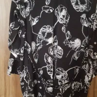 شومیز مشکی با گل های سفید جنس نرم ولطیف