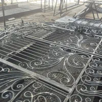 کارگر ساده   وسط کار  و   نقاش فرفورژه