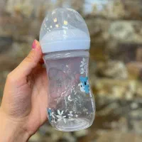 شیشه شیر اونت سوپاپ دار و لباس نوزادی ۰ تا ۴ ماه