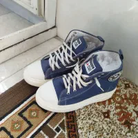 نیم پوت جین با کتونی هر ونو هستن