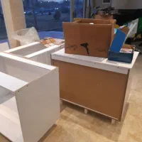 آینه قدی و کانتر و صندلی