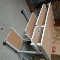 میز تحریر وکامپیوتر.