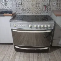 یه اجاق گاز فردار نو با یه عدد بوفه چوبی سالم و تو