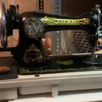 یک عدد چرخ خیاطی دستی قدیمی و یک چرخ خیاطی برقی