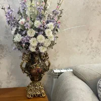 گلدان و گل مصنوعی