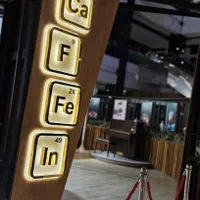 فست فود زن حرفه ای و ویتر واشپز و باریستا