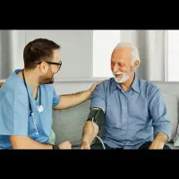 ویزیت پزشک متخصص در منزل و مراقبت مستمر