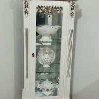 ویترین سه طبقه همراه باظرف های دکوری