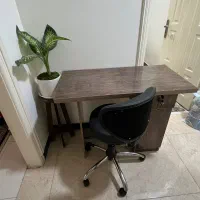 میز تحریر و صندلی چرخ دار کاملا سالم فقط ۵میلیون