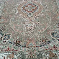 فرش‌گردویی در حد نو و دو جفت پشتی