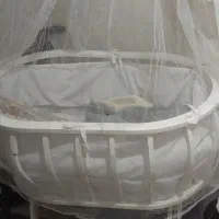 تخت کنار مادر اصلا. استفاده نشده