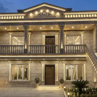 یک کارگر برای نماکاری سنگ