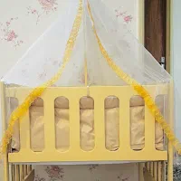 تخت چوبی کنار مادر نو