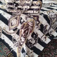 ست کیف و روسری و تعدادی لباس در حد نو