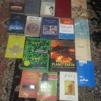 تعدادی کتاب به فروش می رسد