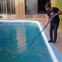 شستشو وجاروی استخر