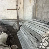کارگر جهت ریختن پایه فنس بتنی