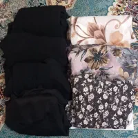 تعدادی چادر مشکی و رنگی دوخته شده