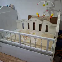 تخت خواب کودک و یک عدد ننو سالم ۷۰۰۰،۰۰۰ تومان