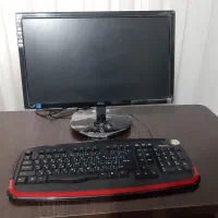 کامپیوتر همراه میز و صندلی