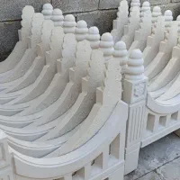 نرده دور باغچه