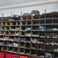 کارگر آقا جوان برای جابجایی وسایل انبار و کارگاه