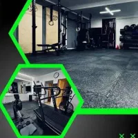 مربی خانم جوان آموزش رزمی در باشگاه خصوصی