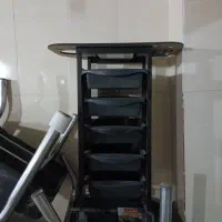 صندلی آرایشگاه. سر شور. میز گردان  و یک عدد کنسول|آرایشگاه و سالن‌های زیبایی|بروجن, |دیوار