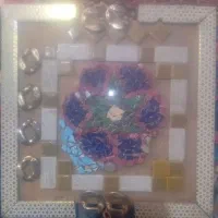 تابلو وسط با سنگ طراحی شده.دورقاب پلاستیک فشرده