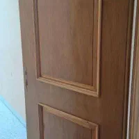 درب چوبی سالم و تمیز بدون شکستگی و پوسیدگی
