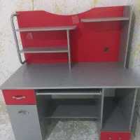 میز تجریر و کامپیوتر