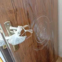 در اتاق چوبی با کلاف و ۱۳عدد جعبه