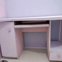 میز تحریر و کامپیوتر