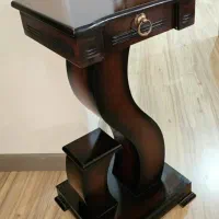 میز چوبی بلند