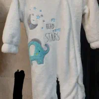 تعدادی لباس بچگانه در حد نو و کاملا تمیز