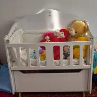 تخت کنار مادر نوزاد گهواره شو