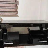 میز تلویزیون شیشه ای در حد نو