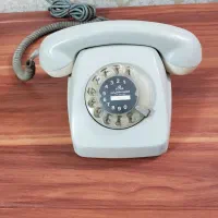 دو عدد تلفن قدیمی
